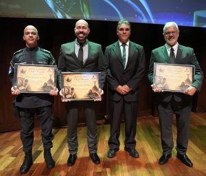 Da esquerda para a direita: Ten Cel PM Sheiny Braziliano Garcia de Souza, Felipe Ordacgy e Márcio Esteves de Jesus 